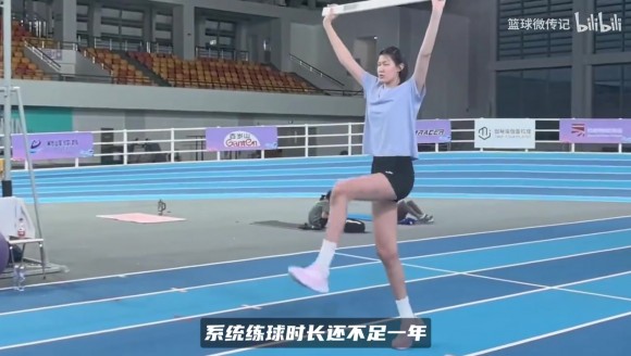 女篮新巨人曹熙琛火了！14岁2米20能扣篮，排球转篮球仅一年